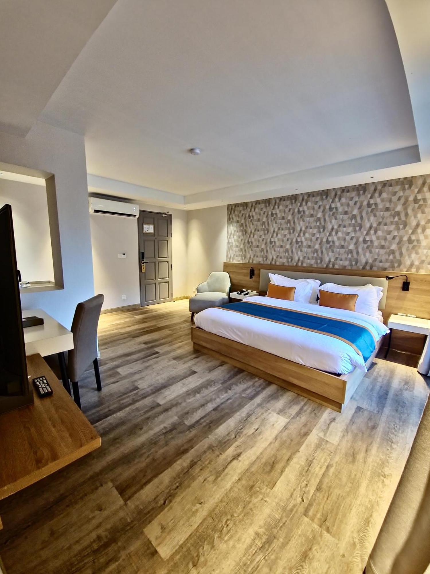 Zo Amalthea Hotel Patong Exterior foto